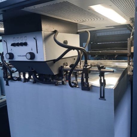 Détail d'une machine d'impression offset 6 couleurs et vernis